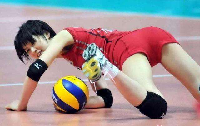 女排为什么穿长筒袜,女排队员为什么不能穿宽松比赛服