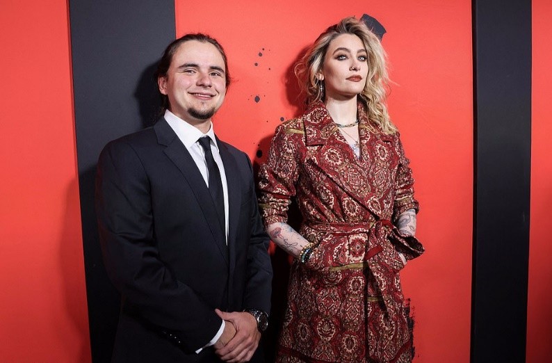 2009年杰克逊去世：长子遗传白癜风，女儿14岁被侵犯，幼子最像他