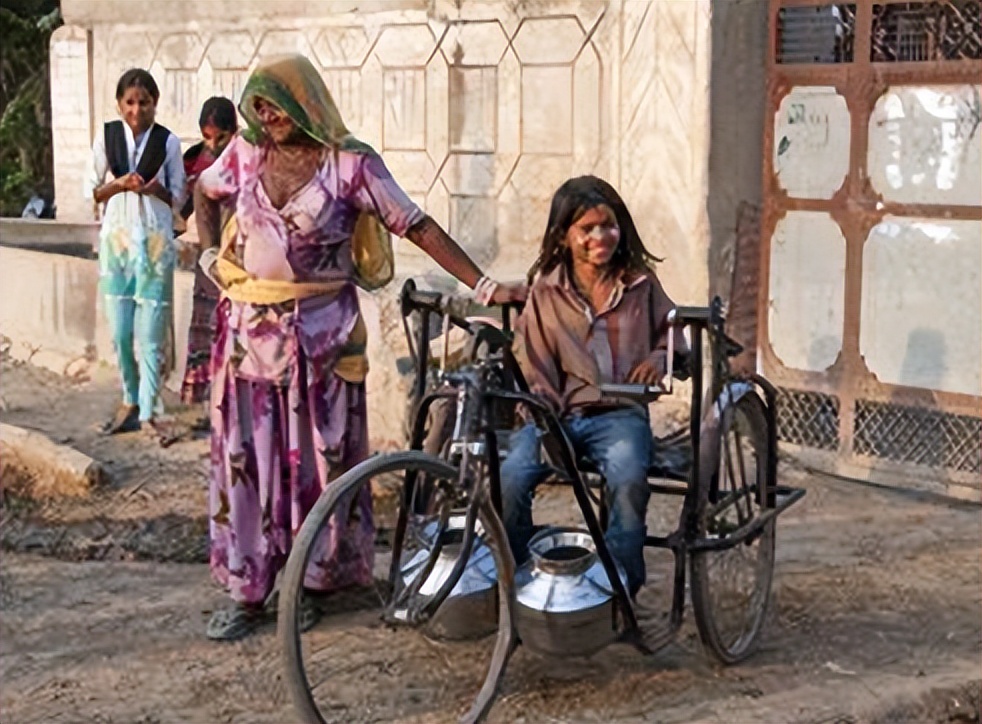 月经耽误工作怎么办？每年有10万印度女人割掉子宫，只为多挣钱！