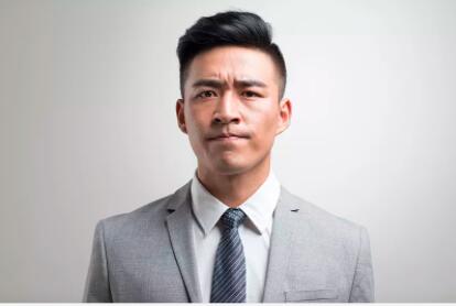 5万奢侈品同行买单,女子买五万块钱奢侈品让男子买单