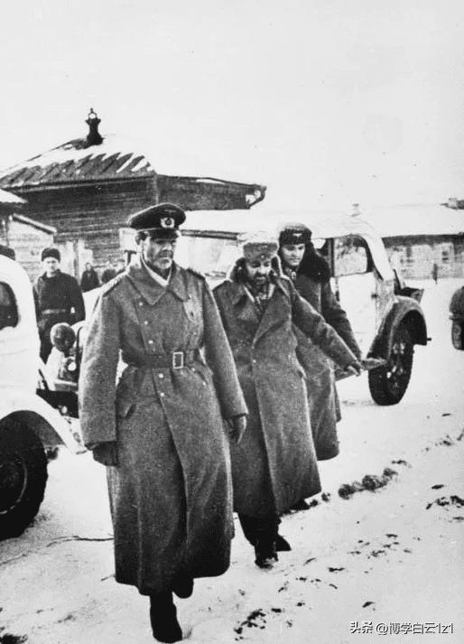 女子穿侵华日军服装摆拍新闻视频,女子身着日本侵华军装露脸