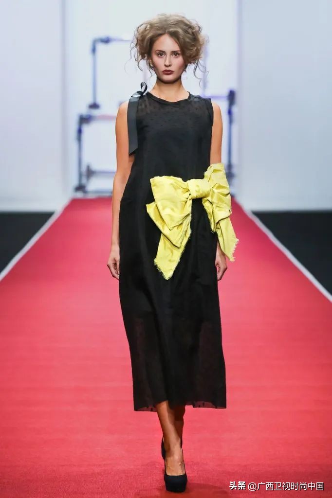 超大纱蝴蝶结怎么搭配,两个小蝴蝶结怎么搭配甜美