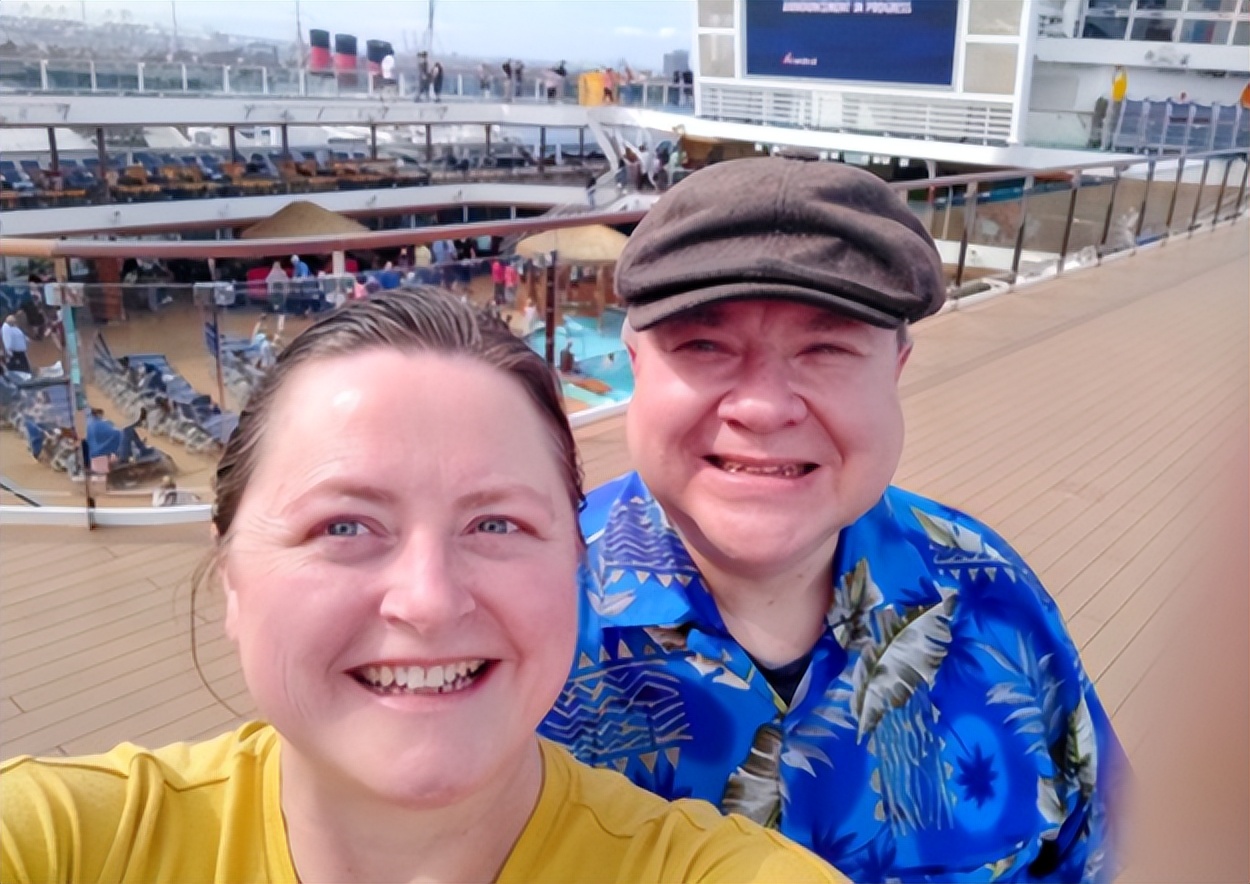 美国50岁夫妇辞职卖光家产，退休爽住游轮：比房贷便宜多了