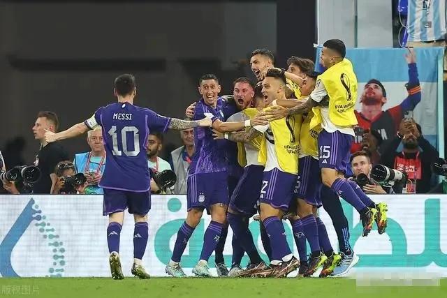 梅西、莱万在散步？球迷们何必如此为难球星