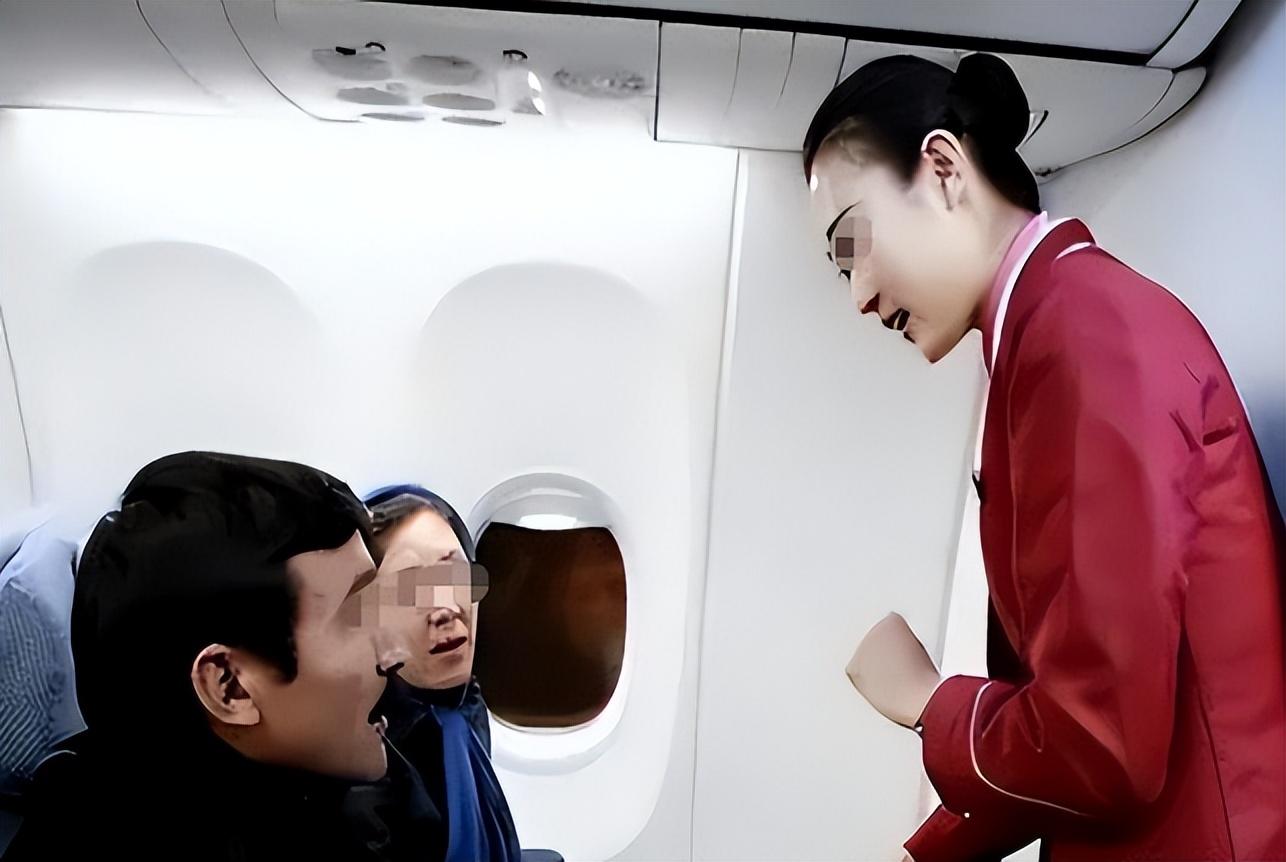 空姐机舱内穿情趣内衣，拍照自称：超级舒服，网友：跟没穿一样！