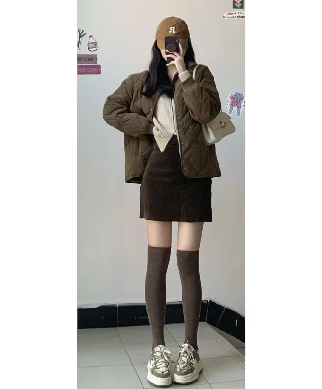 冬季穿什么颜色的羽绒服最百搭,流行的冬季羽绒服颜色搭配