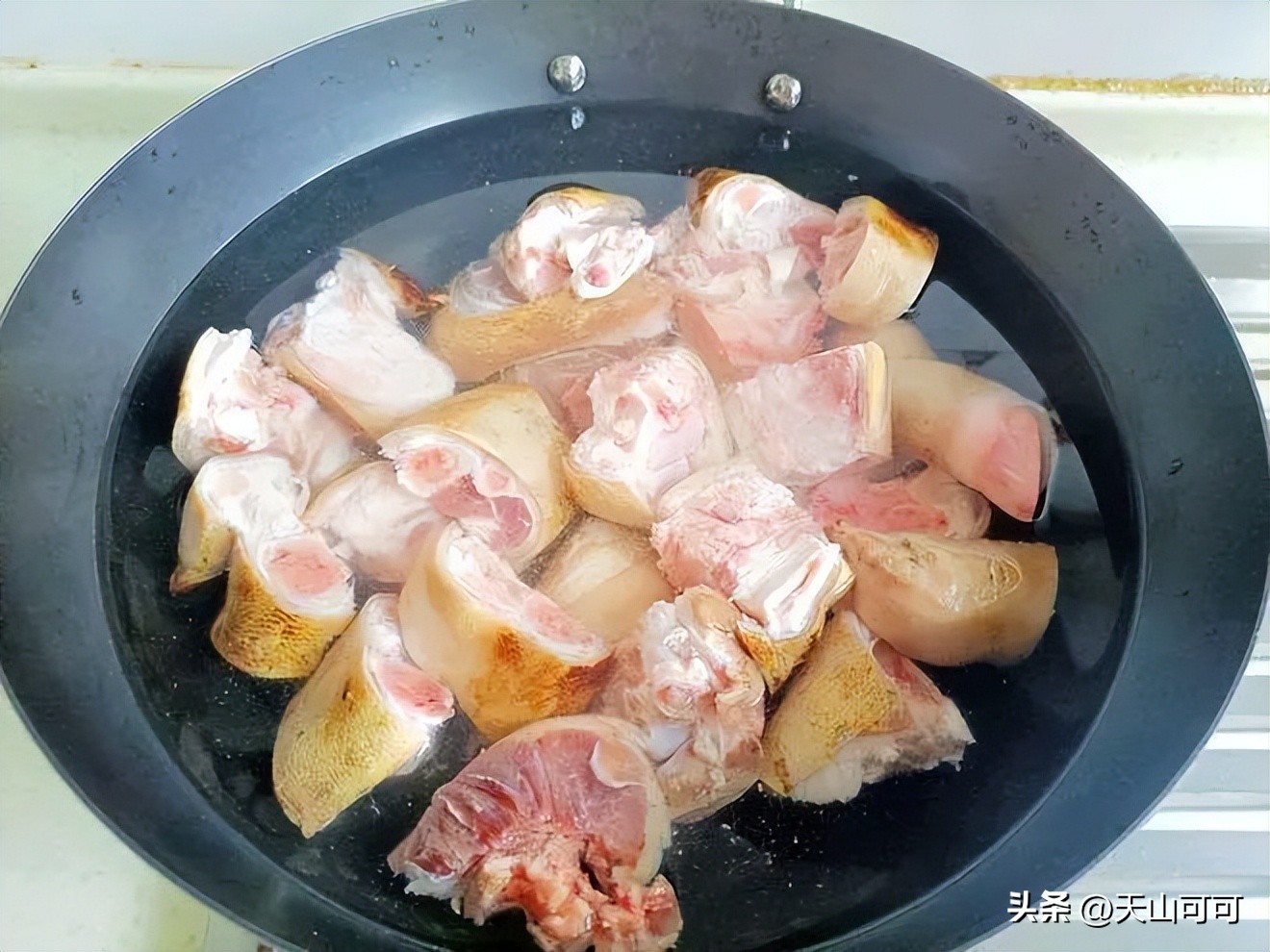 猪蹄汤怎么炖下奶快,孕妇下奶猪蹄汤怎么炖