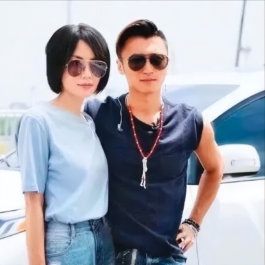 王菲牵手谢霆锋，张柏芝泪目送祝福，到底谁才是真爱