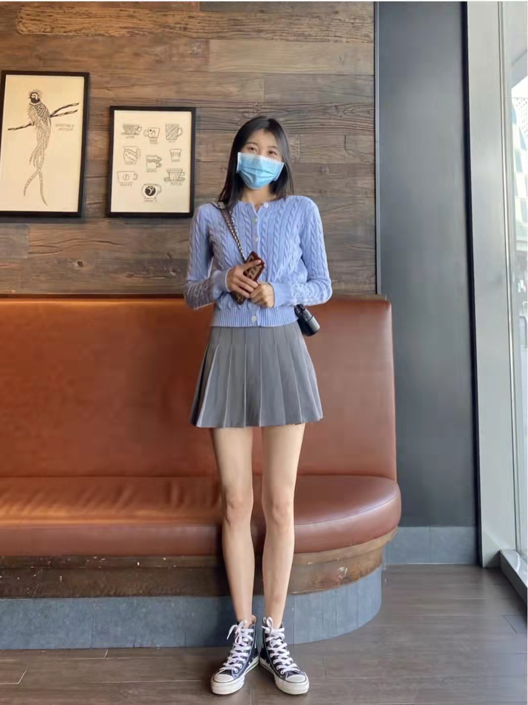 灰色和深咖色百褶短裙搭什么上衣,灰色百褶裙搭配什么上衣高级