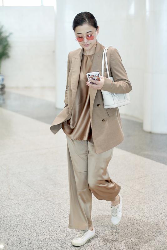 梅婷一家风衣配礼帽时髦又潇洒,梅婷穿的白衬衫和黑色阔腿裤