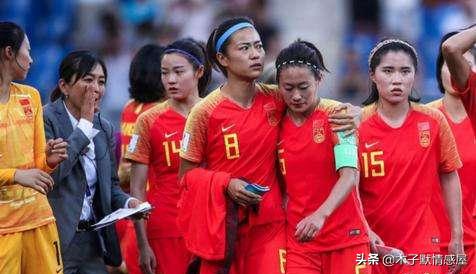 十年前，女足姑娘中有人经济窘迫得捡矿泉水瓶卖钱