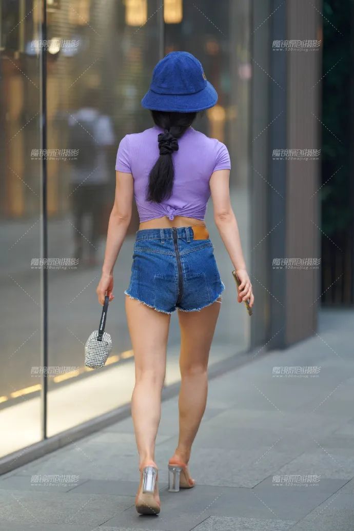 时尚穿搭黑色束腰t恤搭配高跟鞋,果绿色t恤搭配牛仔背带短裤