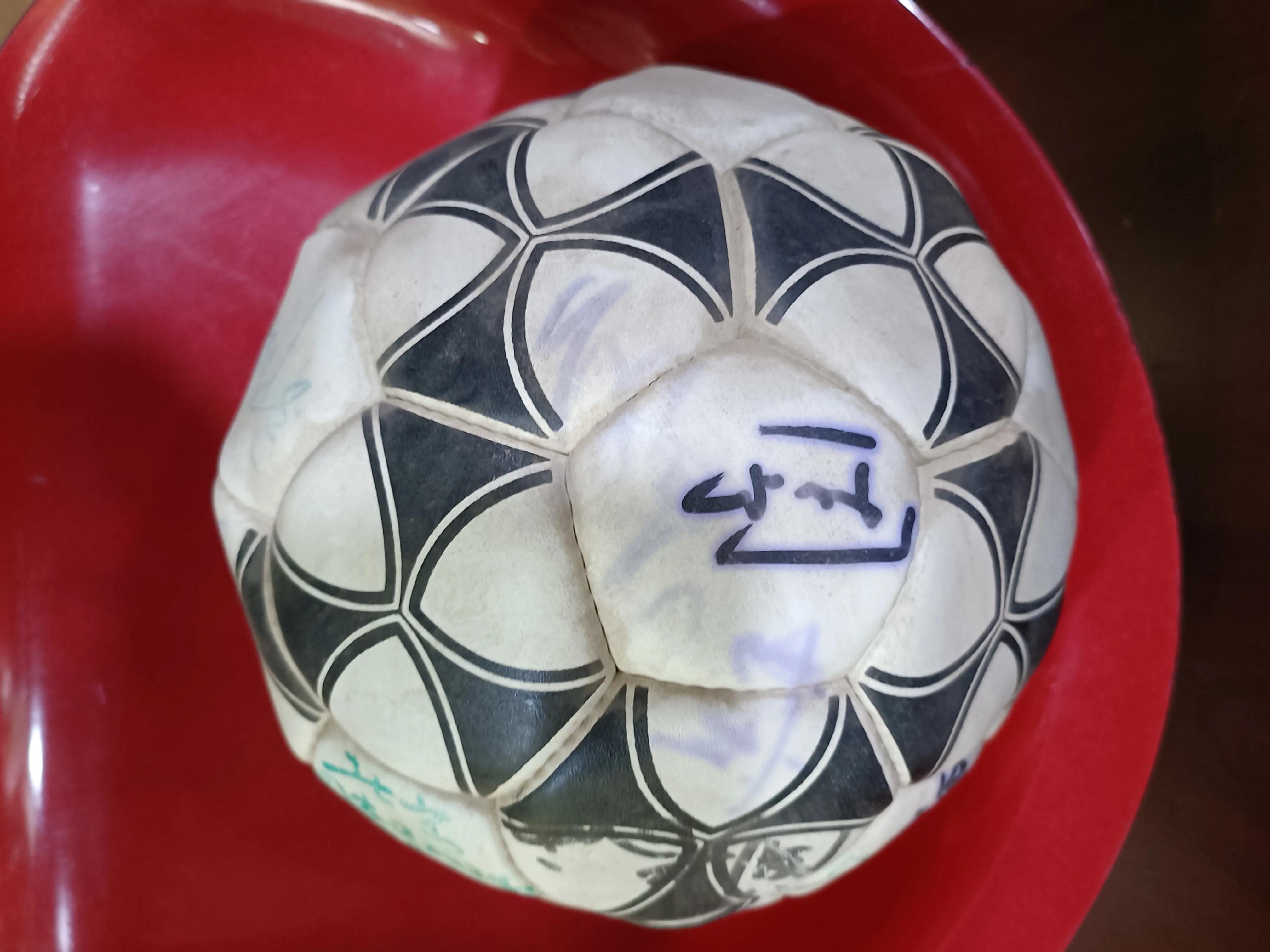 足球的签名,足球队亲笔签名球衣