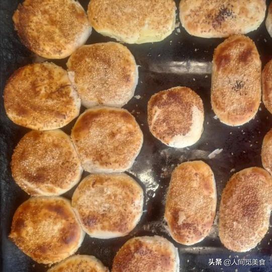 80后小夫妻摆摊卖饼,月入一万元勤劳夫妻摆摊卖饼