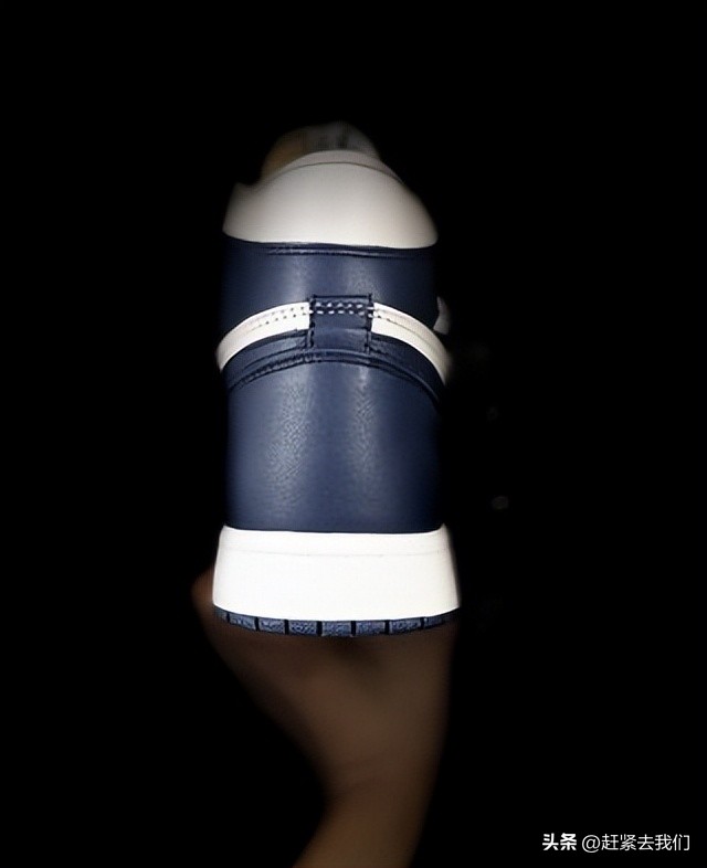 复古蓝色配什么颜色好看,黑色和复古蓝哪个颜色好搭配