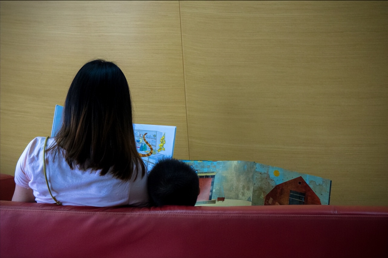 不给孩子玩手机发脾气怎样教育,孩子玩手机撒泼打滚怎么教育