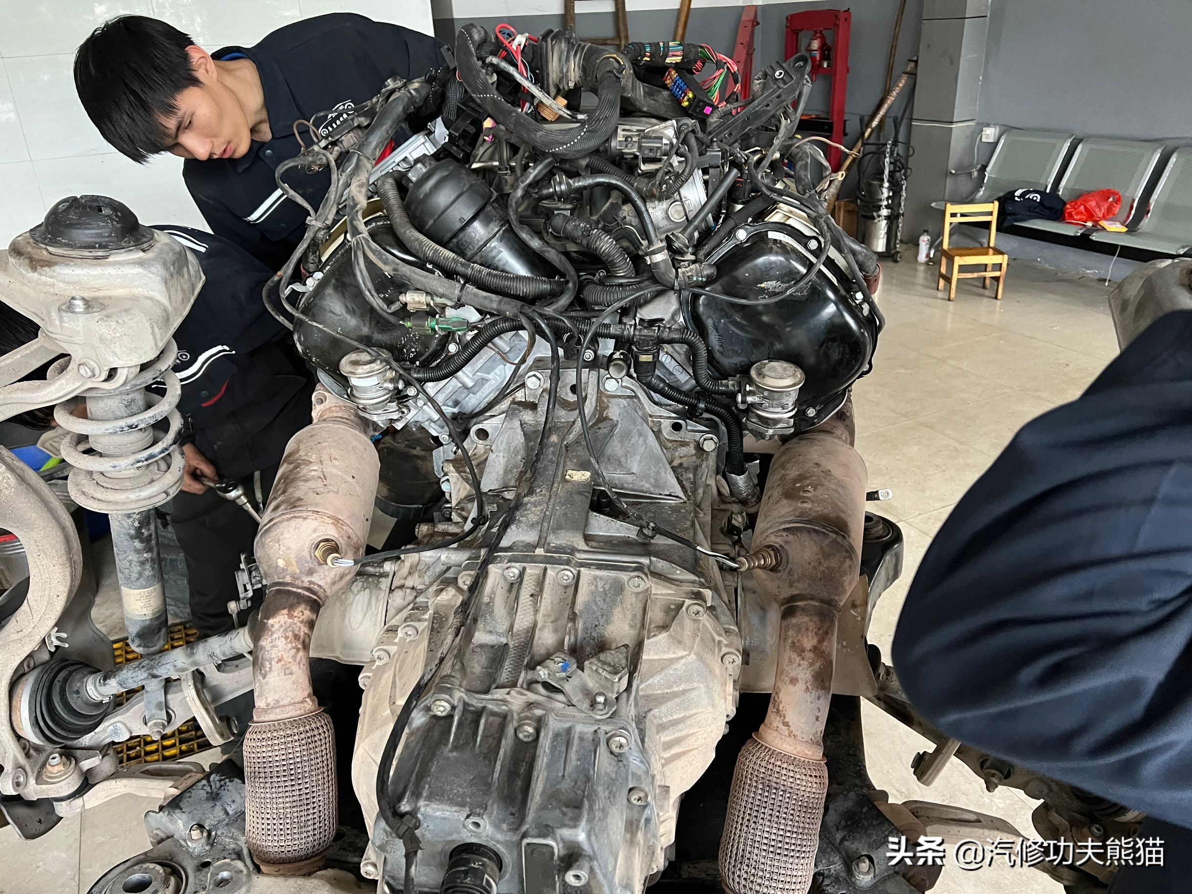 奥迪a6五百块钱,奥迪a65000公里烧一升机油维修