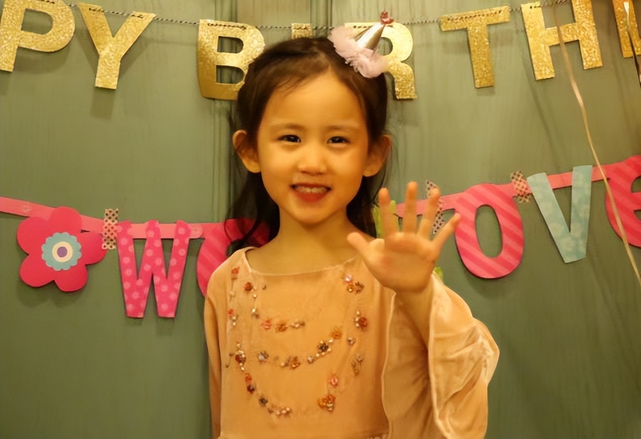 黄磊女儿多多刘海,黄磊小女儿才6岁高贵气质初显