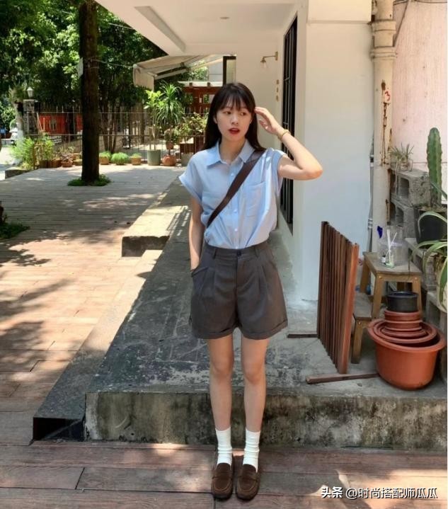比运动鞋百搭、比小白鞋时髦，今夏“乐福鞋”火了！这样搭真高级