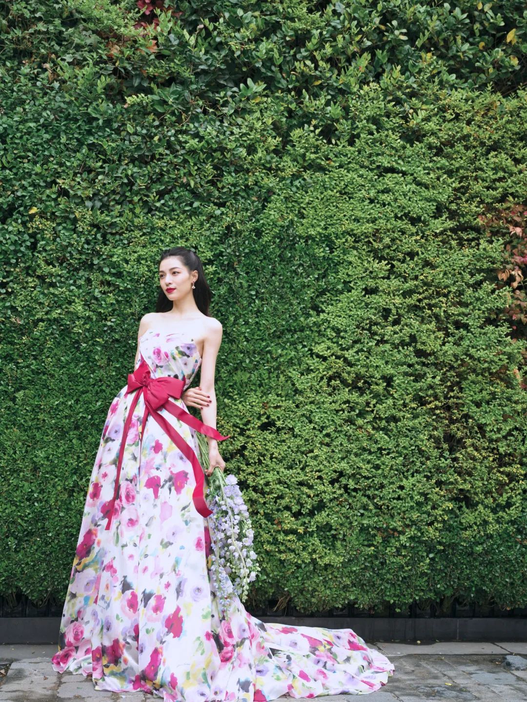 亚洲婚纱女王杀进内娱，女星们集体坐不住了