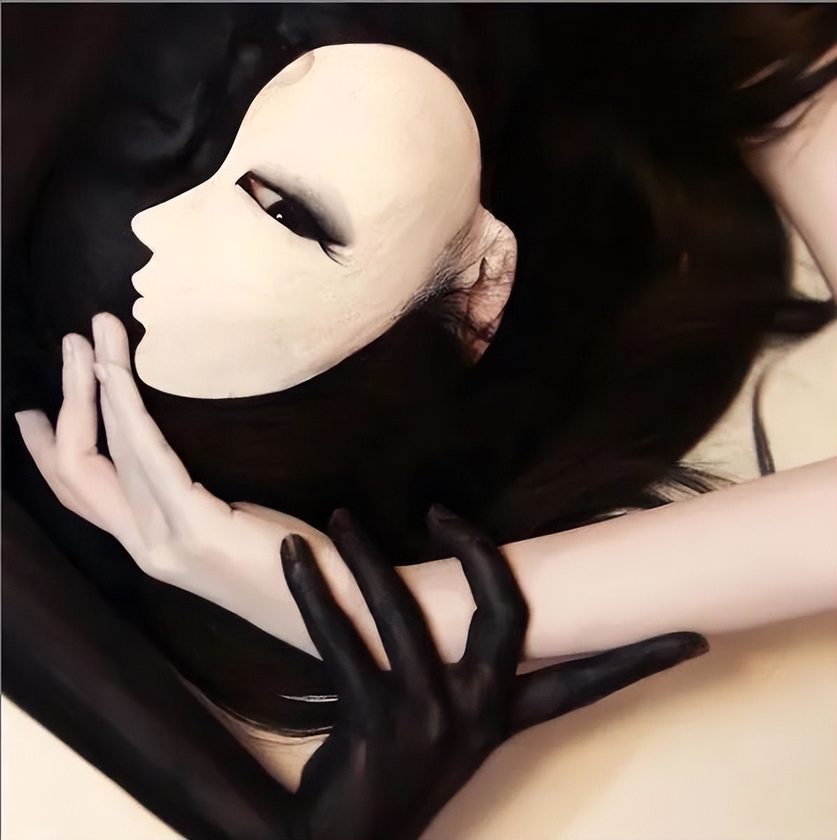 她脱去衣服,在自己皮肤上作画,狂吸63万粉,还能月入百万