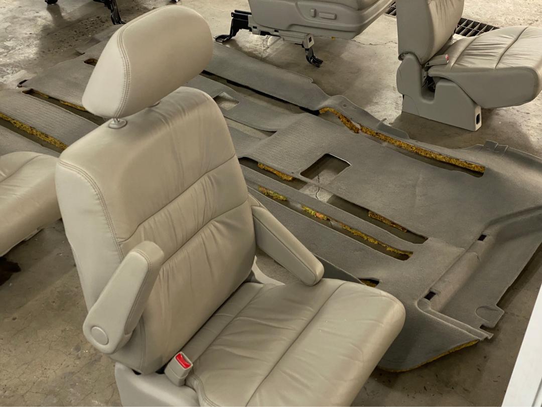 老款艾力绅二手车修复,老车翻新艾力绅