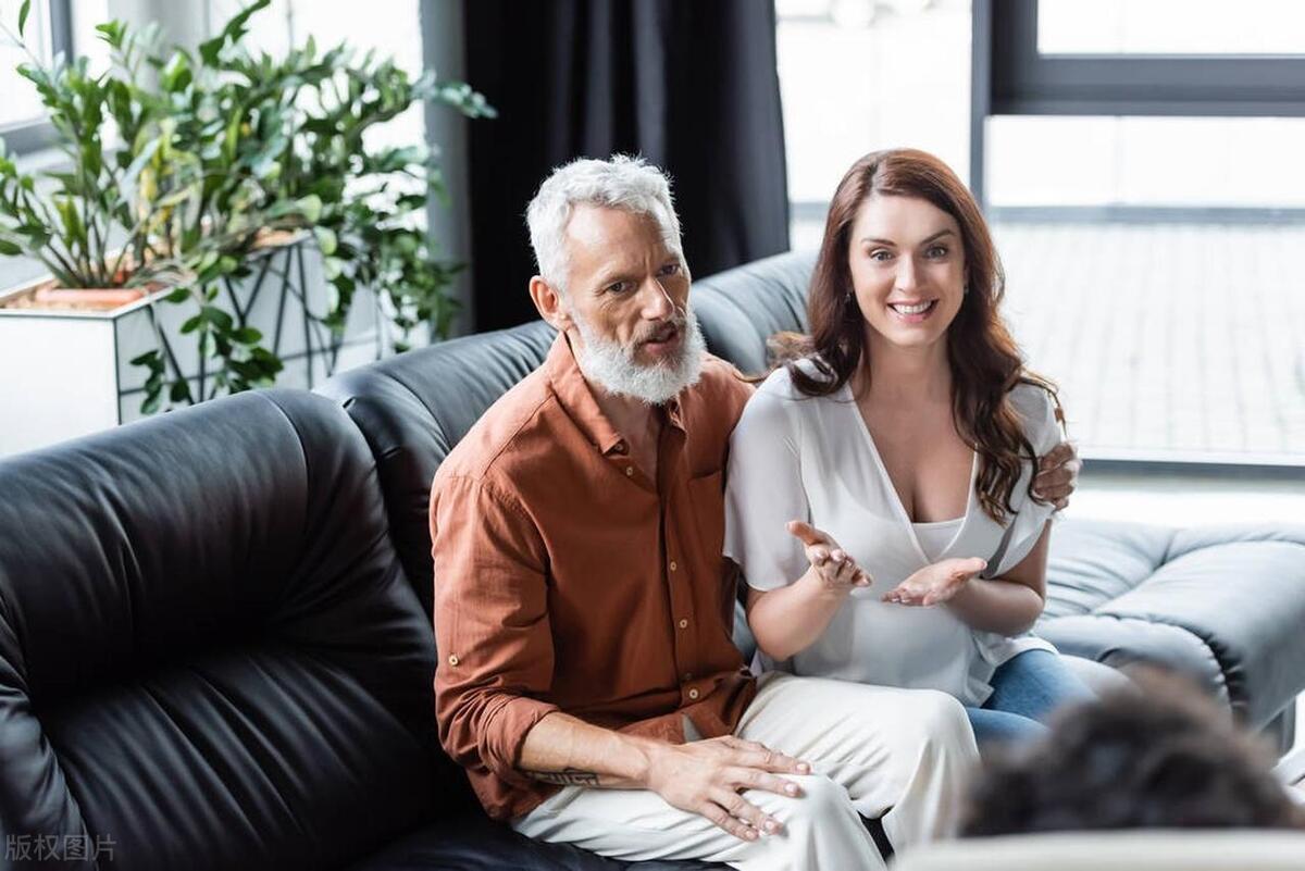 男人喜欢女孩子的脚，会亲吻她的脚，是“变态”行为还是有癖好？