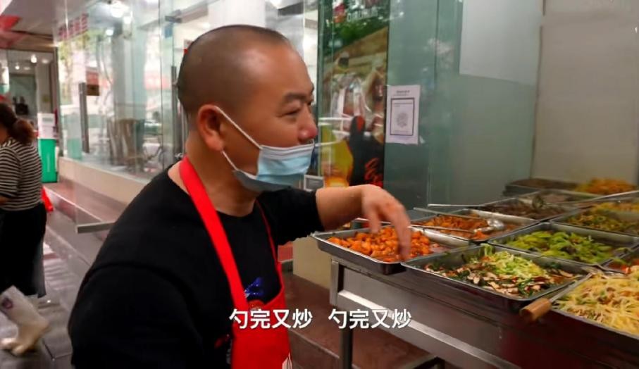 大学生吃10元工地餐,十块钱的工地餐养活了多少大学生