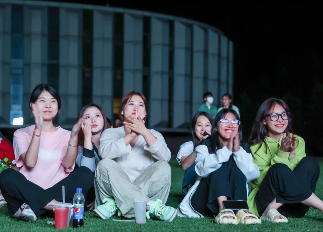 同城热搜第二！《大三女生》开播即热播