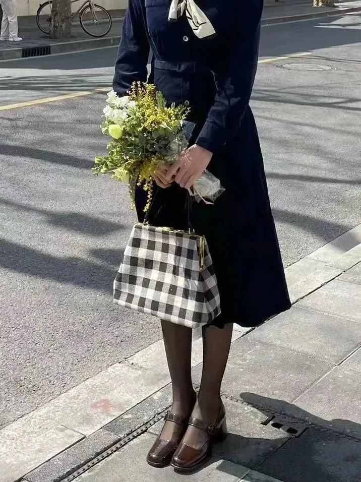 贾玲穿的鞋子品牌,贾玲今年春节穿的鞋