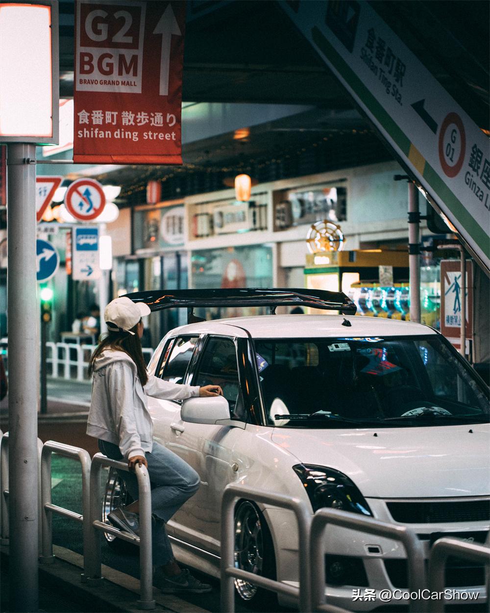 大尾翼战斗风的气动雨燕，女车友完美诠释小车也能带来无穷乐趣