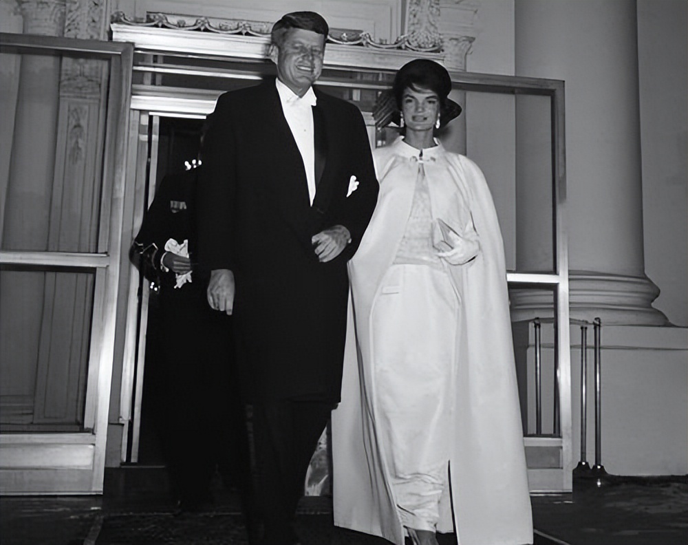 肯尼迪总统被*杀暗**后39岁的妻子为什么会改嫁给62岁的希腊富翁