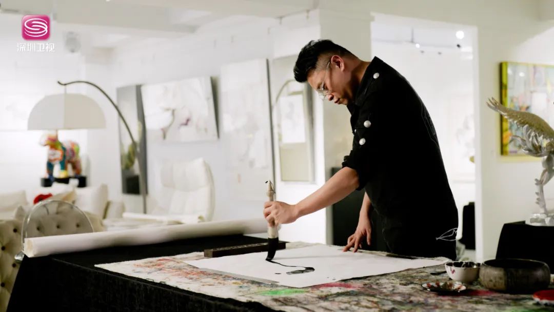 “兰桂坊之父”不喝酒，赛马会CEO属马……今晚21:25《香港，我们的故事》感受东方之珠的魅力