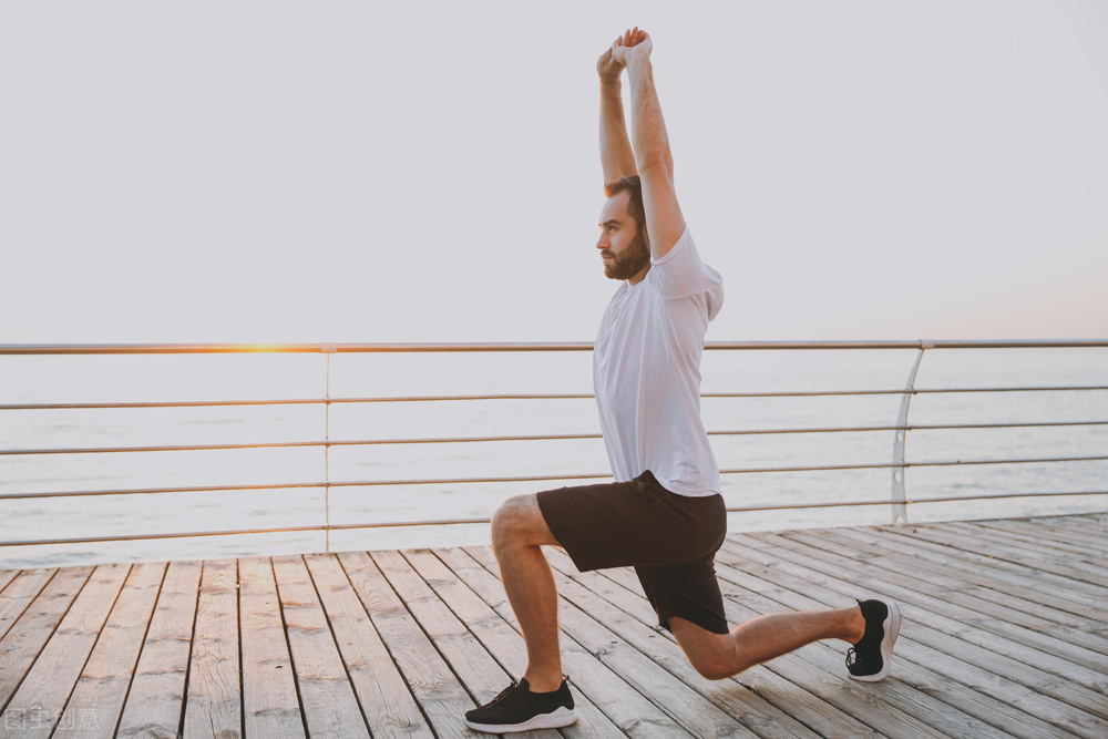 居家练腿男士动作教学,练腿居家