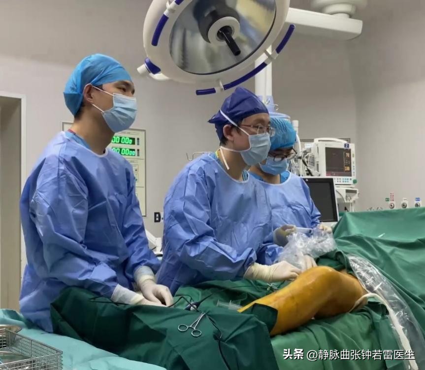 腿弯处有许多红色血管凸起,老年人腿部血管凸起