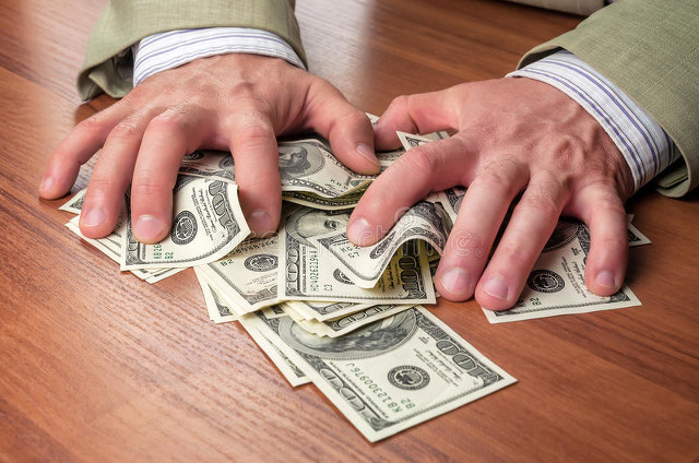 给信用卡存钱可以取出吗,给信用卡里多转的钱怎么办