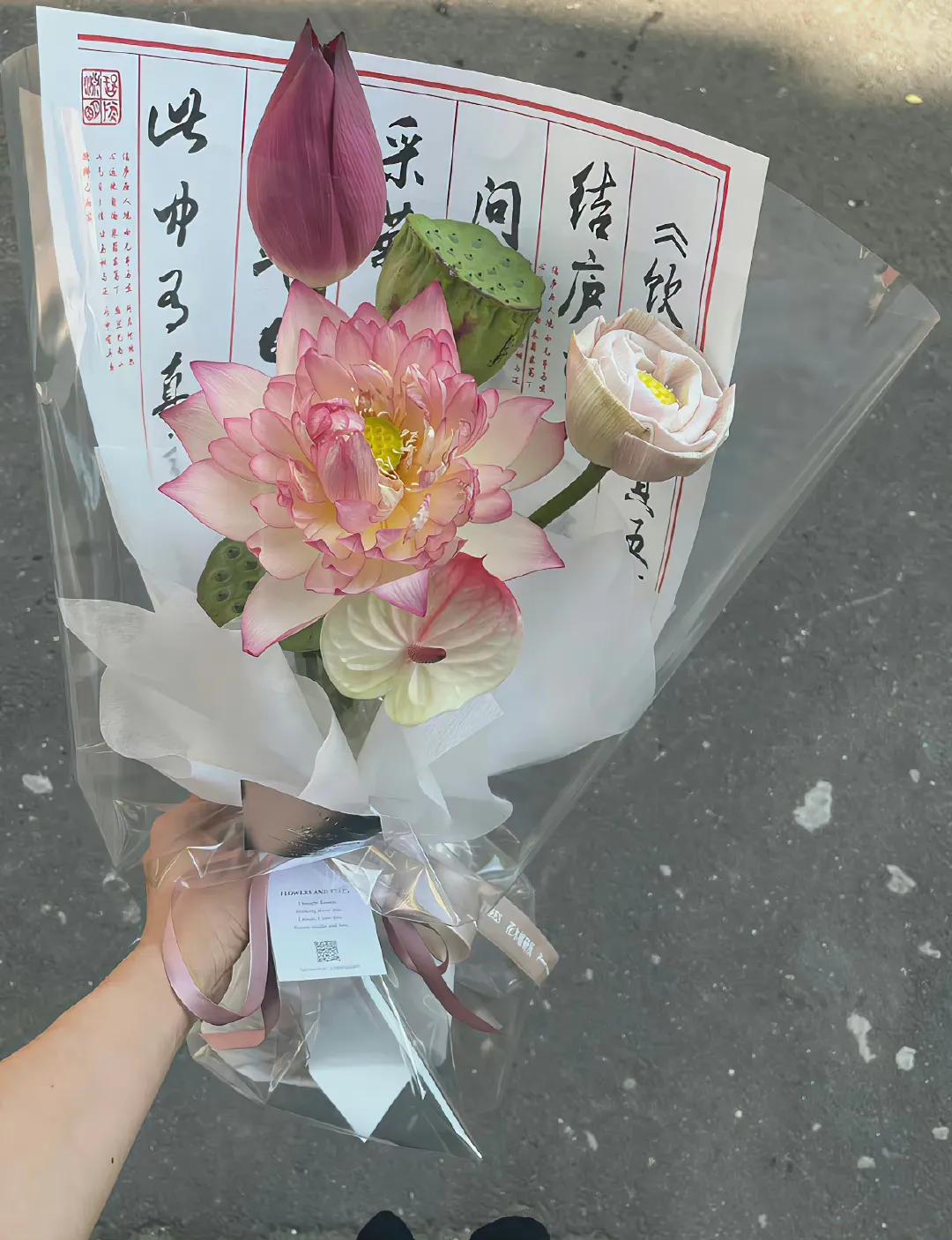 我将玫瑰藏于身后的文案搞笑,朋友圈的文案短句治愈自己