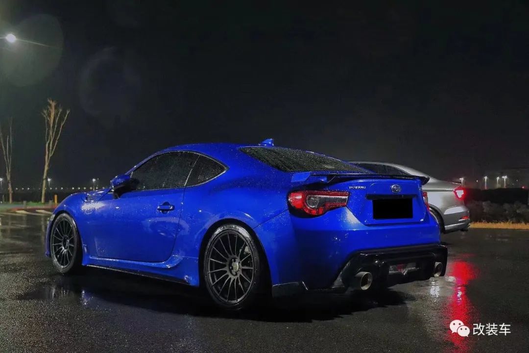 宽体竞技风斯巴鲁BRZ,玩着玩着玩出了一家改装店?