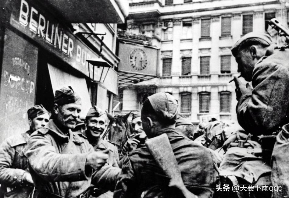 女子穿日军军装拍照被拘留,女子穿侵华日军服装摆拍新闻视频