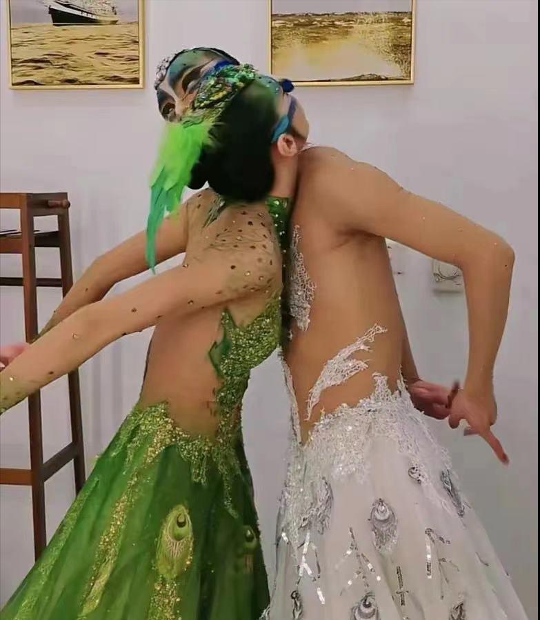 “一丝不挂”还不害臊，如今又被摸*体下**表情陶醉，金星质疑是对的