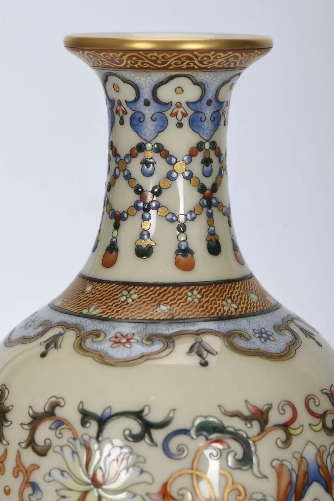 大明宣德青花描金缠枝莲纹玉壶春,清乾隆青釉描金缠枝莲壁瓶