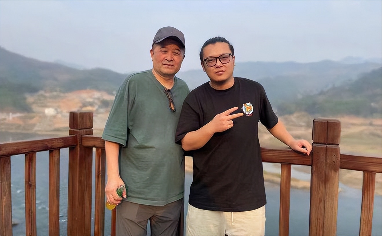 64岁毕福剑现身乡下游玩，席地而坐尽显老态！网友“复出”呼声高