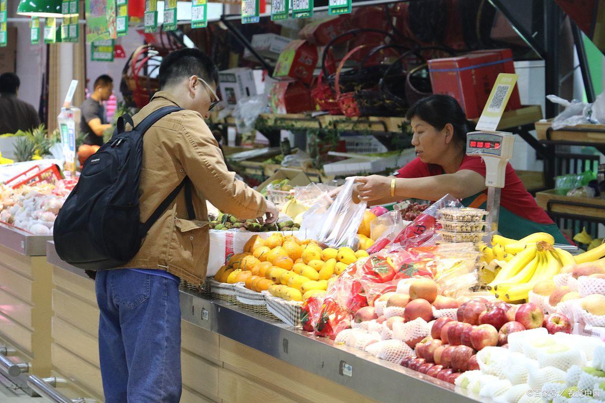 男子买水果遇缺斤短两反被怼,男子质疑摊主西瓜缺斤少两被怼