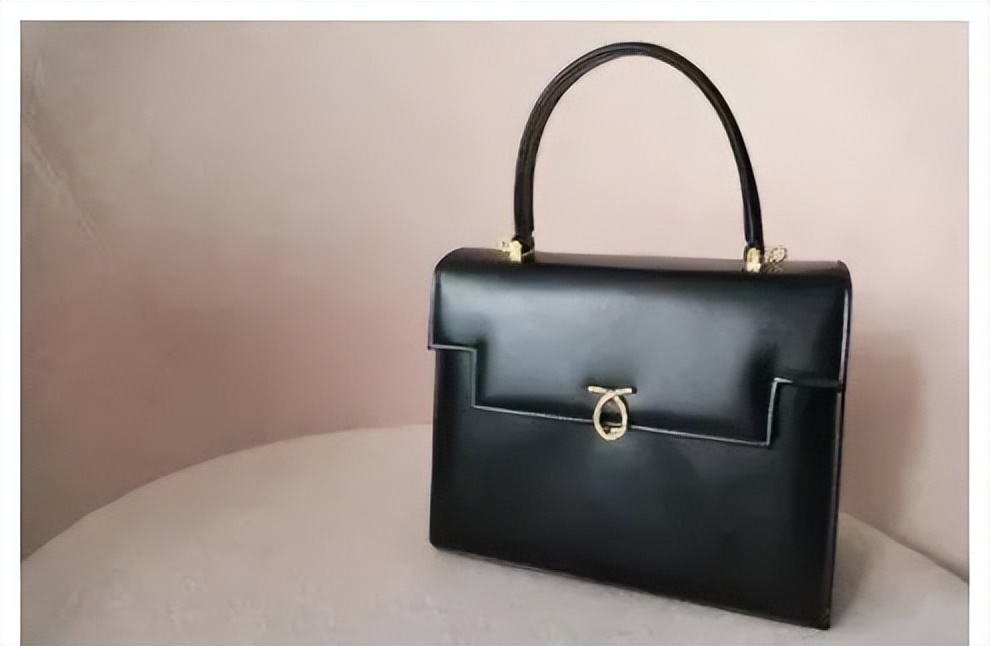 英国女王最喜欢的包包牌子,英国女王拿的包包价格