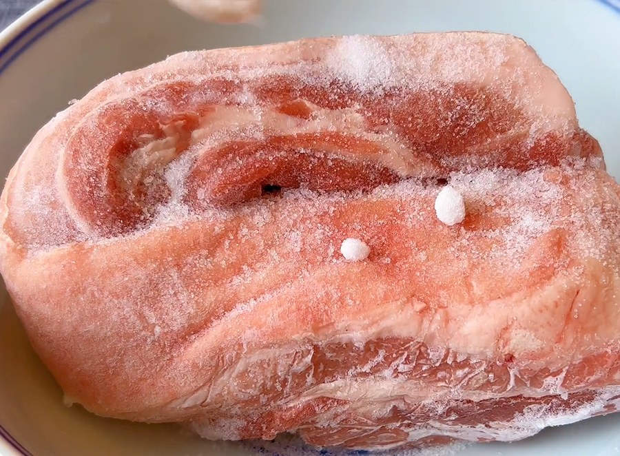 冰箱里冻肉解冻最快方法,冰箱里的冻肉怎么能迅速化开