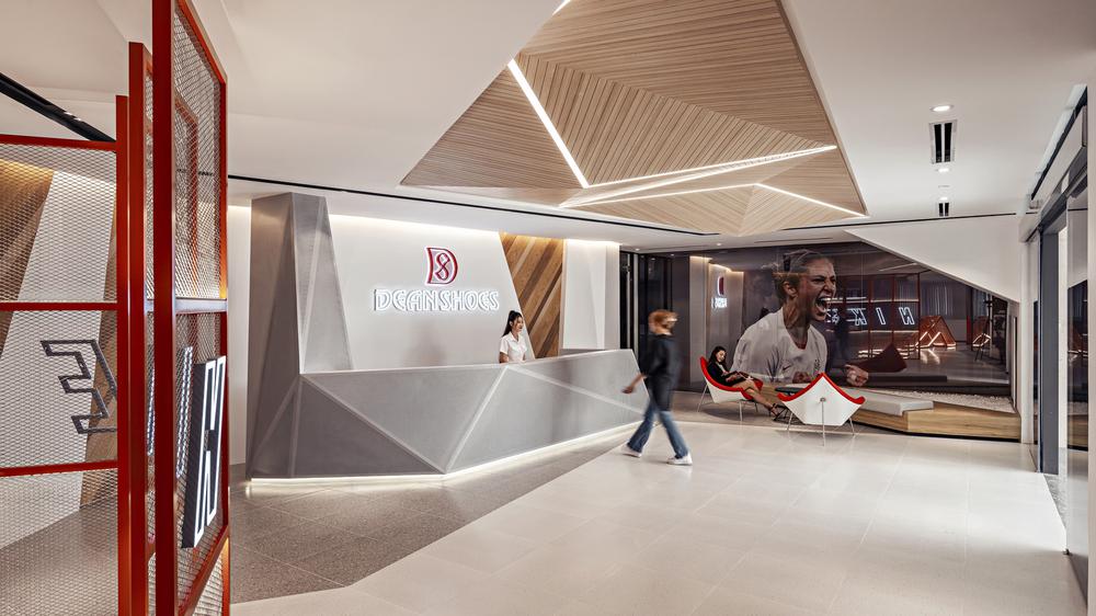 熙攘老街中的“后花园”大巭服饰深圳办公设计欣赏