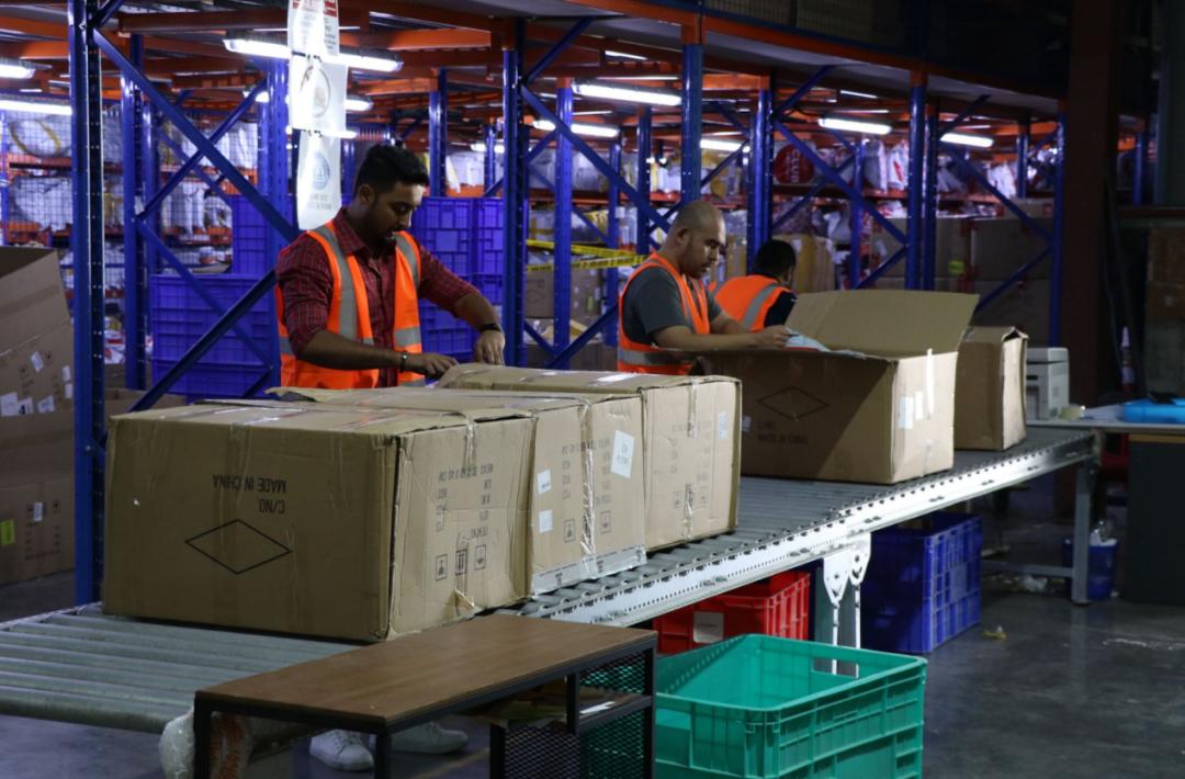 这个中国女人,让中东土豪享受到拆快递的快乐