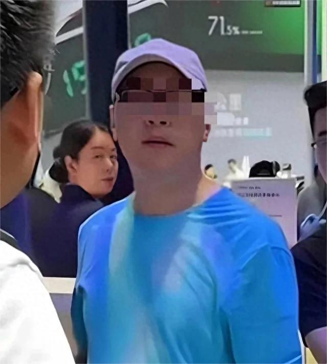 越闹越大！“蓝衣大佐”身份被曝，“*裤底**”被网友扒光，不是王某