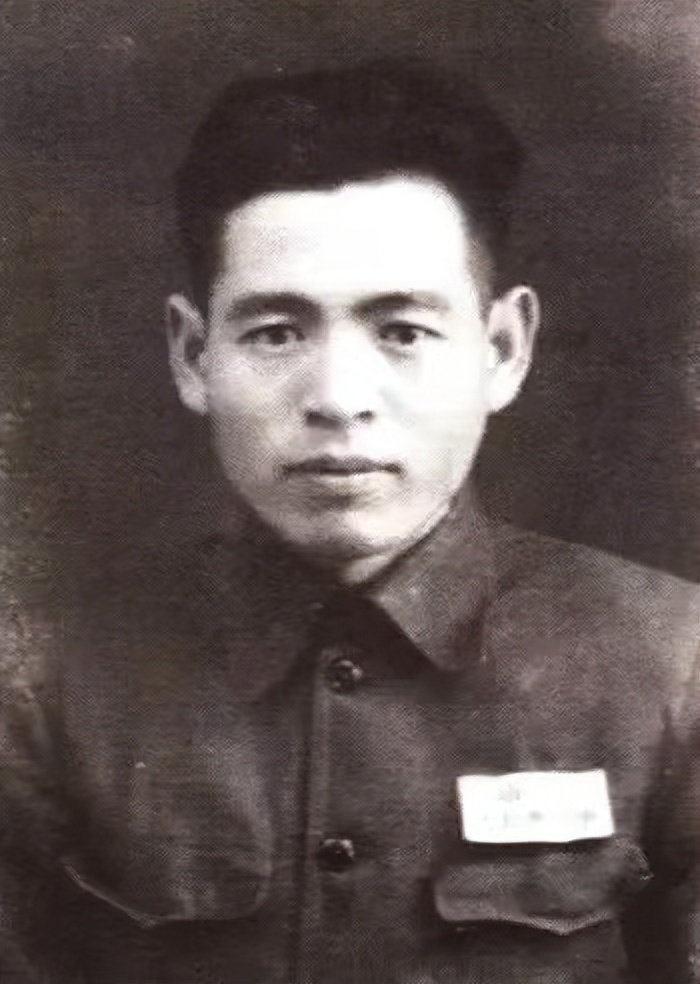 沈阳一学生给烈士陵园扫墓，十几年后才知道，原来他父亲葬在那里