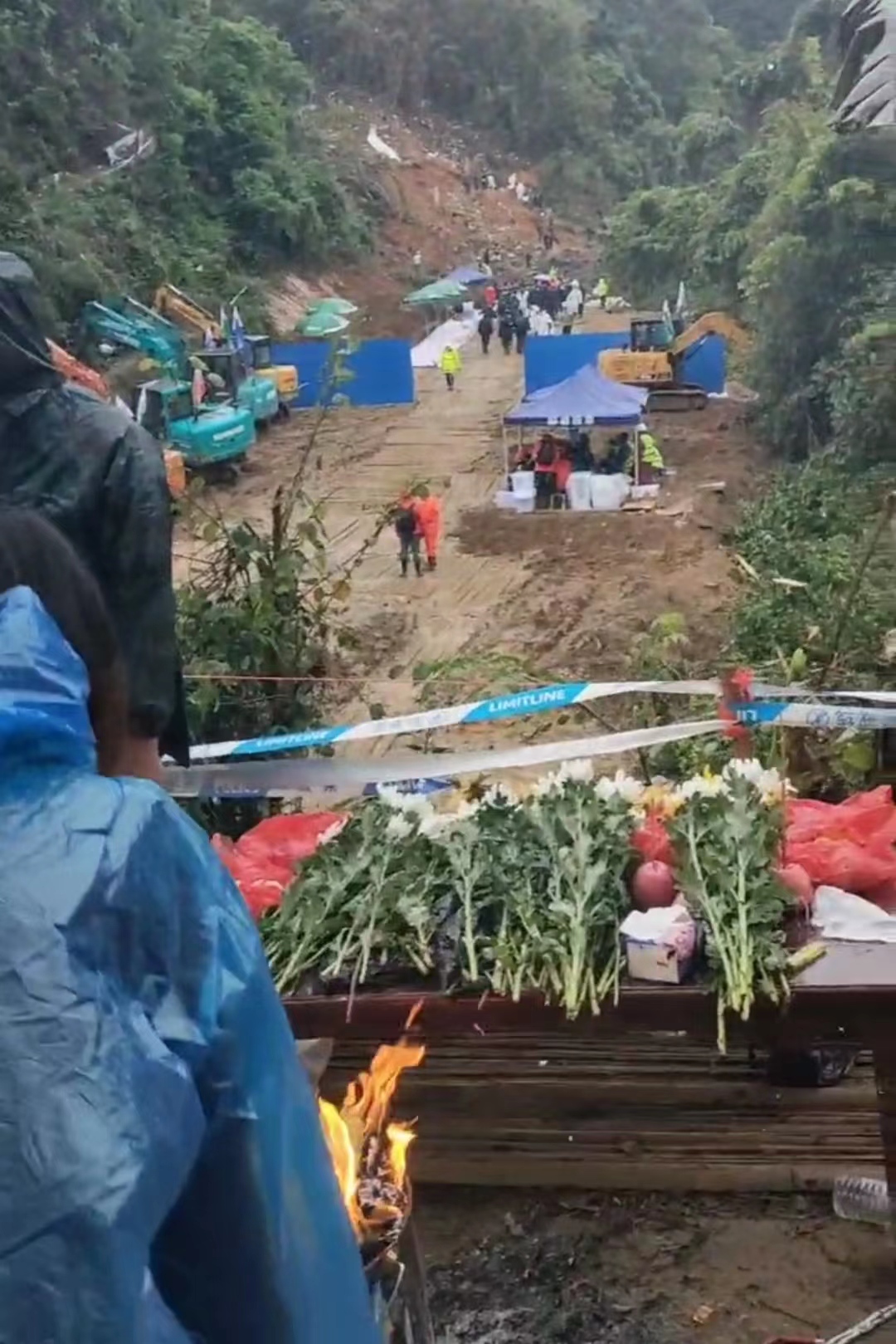 东航事故“头七”，多位家属寻求心理援助，现场专家：办祈福仪式让家属不再孤独，搜救人员心理问题亦需关注